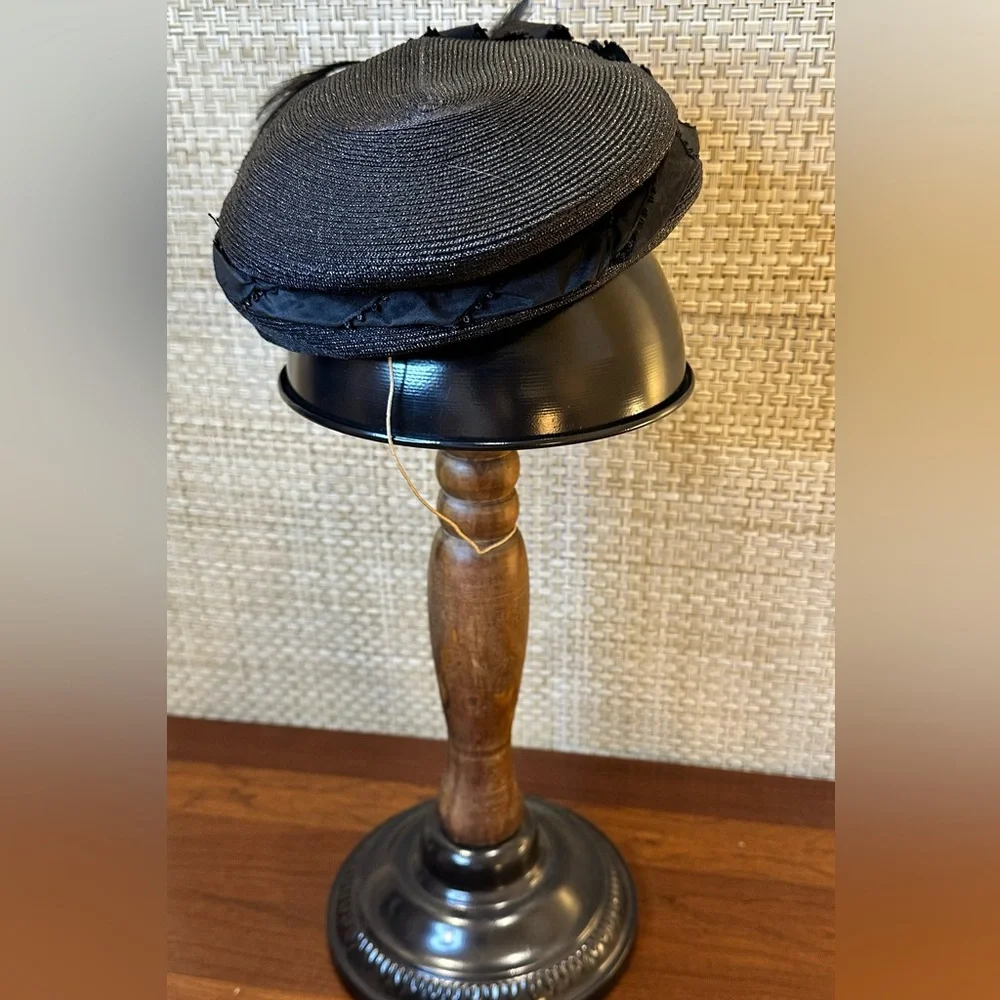 VTG 1940s The Harris Company Cellophane Straw Tilt Hat Architectural Bow & Plume - Picture 5 of 11